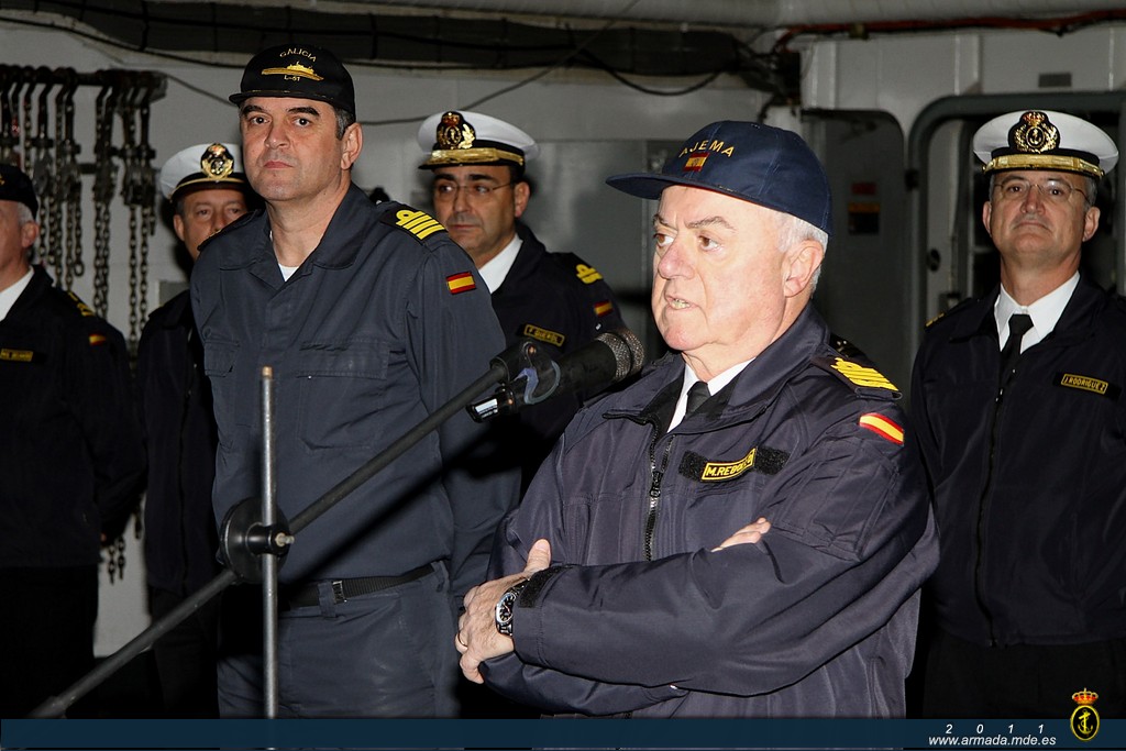 El almirante general Manuel Rebollo ha embarcado en el BAA 'Galicia' en las proximidades de la Base Naval de Rota para dar la bienvenida y felicitar a su dotación